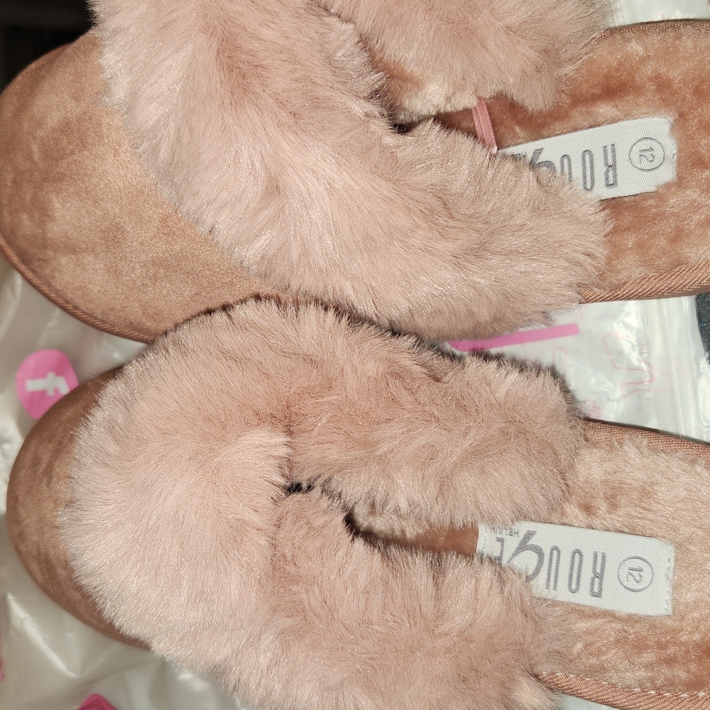 Iam selling my rouge helium slippers
